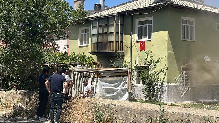 Son Gelişme: Son Gelişme: Anne babaları işteyken evde yangın çıktı: Kilitli kalan 6 kardeşi itfaiye kurtardı: