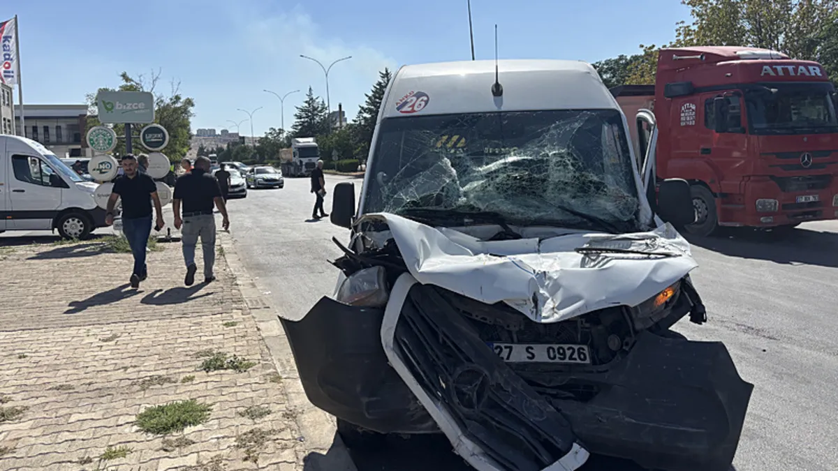Sıcak Gündem: Gaziantep’te işçi servisi kamyona arkadan çarptı: 11 yaralı! (Detaylar) | İşte Tüm Ayrıntılar