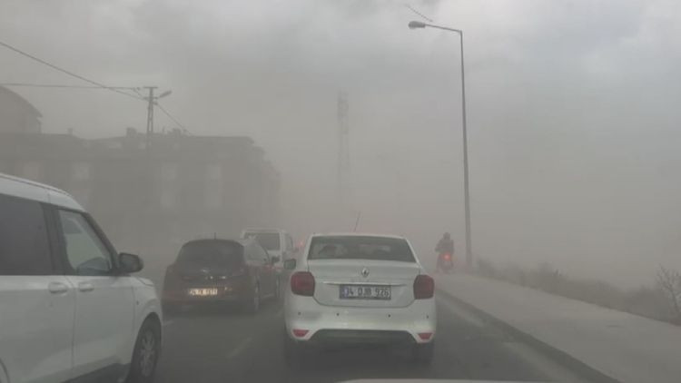 Sıcak Gündem: Meteoroloji uyarmıştı... İstanbul'da şiddetli fırtına: Çatılar uçtu, ağaçlar devrildi ve Son Gel