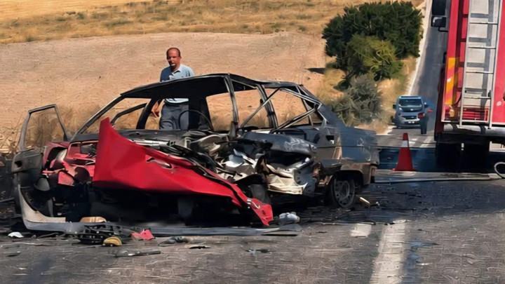 Ayrıntılar Netleşti: Son Gelişme: Afyonkarahisar'da feci kaza! Çarpışan otomobillerden biri alev aldı: 1 ölü,