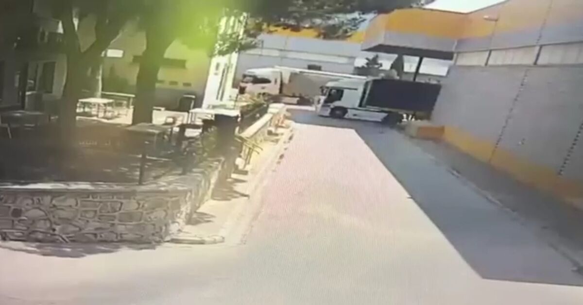 Gündemden Son Bilgiler: TIR'ın altında sürüklendi: Kaza anı kamerada!