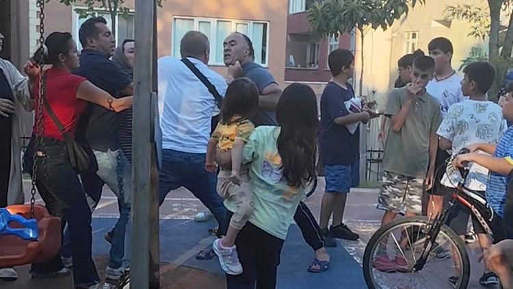 Sıcak Gündem: Son Gelişme: İstanbul’da çocuk parkında kavga! "Kızıma tokat attın" diyerek tartıştı, eşleri par