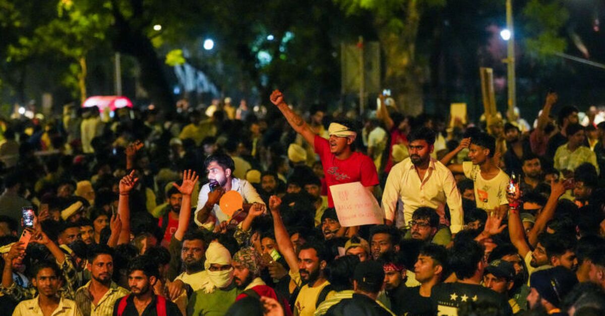 Ayrıntılar Netleşti: "Hamam Böceği Halk Partisi"nin protestoları sürüyor: İşte Ayrıntılar: Gelişmeler Takip Ed