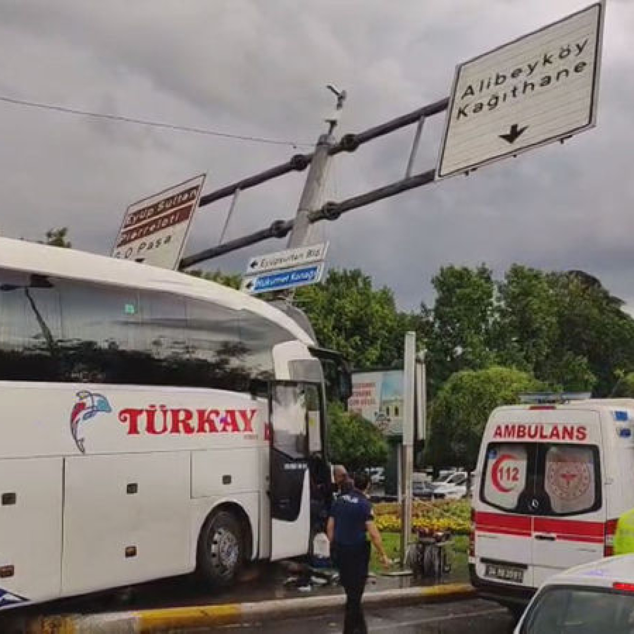 Son Gelişme: Otobüs yönlendirme direğine çarptı: İşte Ayrıntılar - Son Dakika Bilgileri