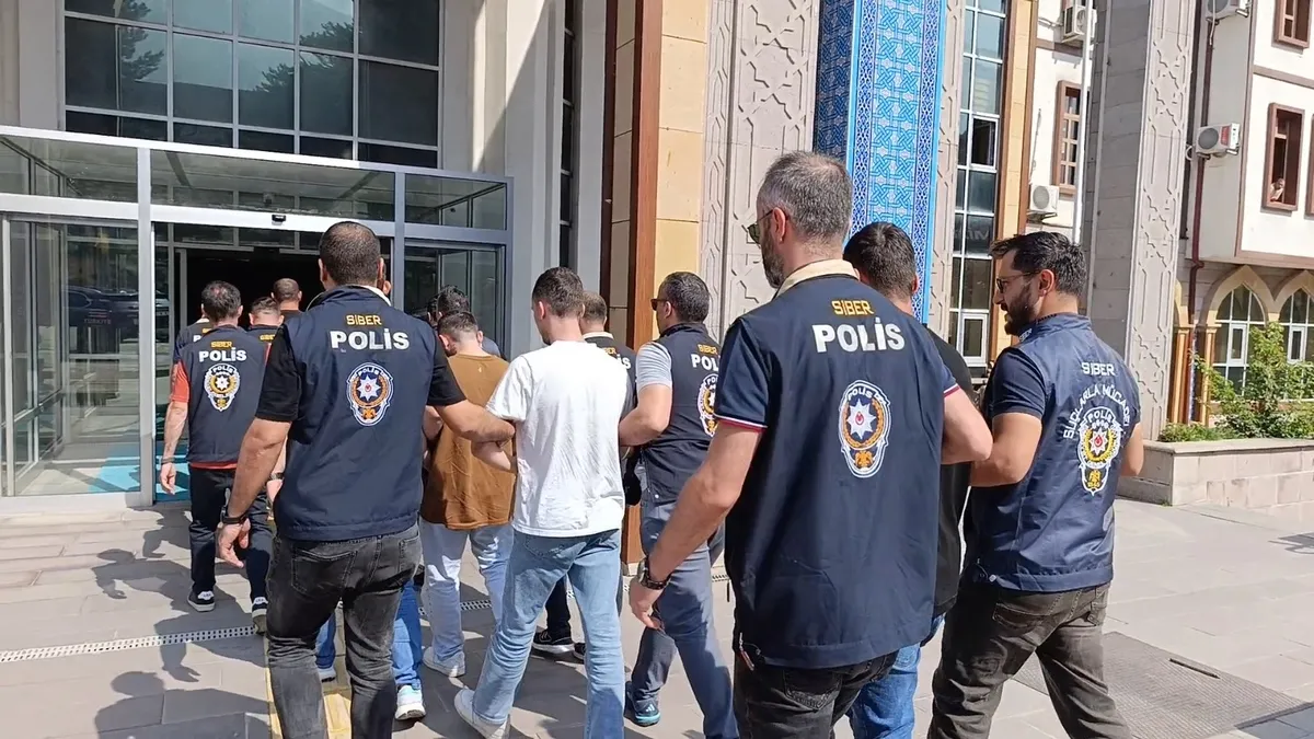 Son Gelişme: Amasya merkezli 9 ilde siber dolandırıcılık operasyonu: 22 milyon TL vurgun, 14 tutuklama! ve Son