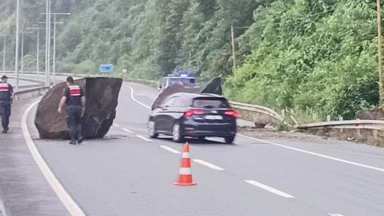 Rize'de yamaçtan kopan dev kayalar sahil yoluna Gerileme Kaydetti (Detaylar) ve Merak Edilenler