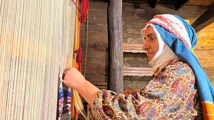 Ayrıntılar Netleşti: Analiz | Adı artık "Poşetçi"ye çıktı: Plastik atıkları geleneksel tezgahta kumaşa dönüştü