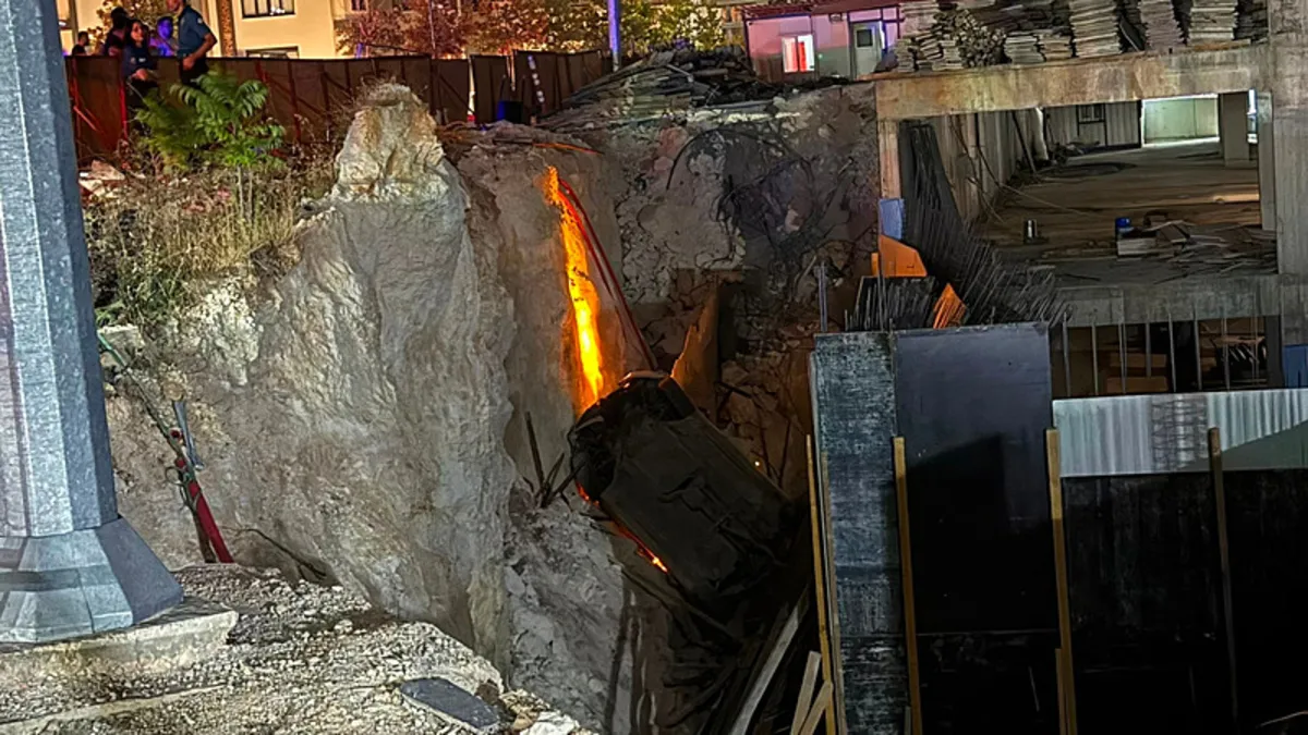 Son Gelişme: Gaziantep'te feci kaza! Araç inşaat çukuruna Gerileme Kaydetti: 2'si ağır 3 yaralı ve Son Gelişme