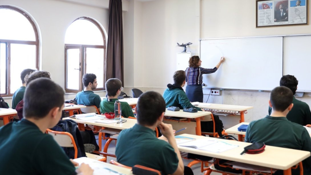 Kritik Açıklama: Okullarda güvenlik önlemleri... Yeni yönetmelikle masa, sıra aranabilecek: İşte Ayrıntılar: G