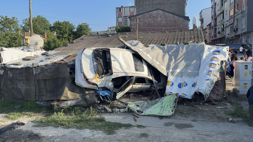 Gündemden Son Bilgiler: Analiz | Arnavutköy'de kontrolden çıkan otomobil eve daldı: 5 yaralı (Detaylar) - Son
