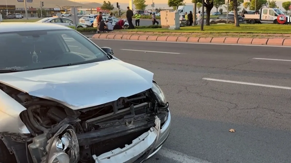 Otomobille çarpışan hafif ticari araç hurdaya döndü: 4 yaralı: Gelişmeler Takip Ediliyor