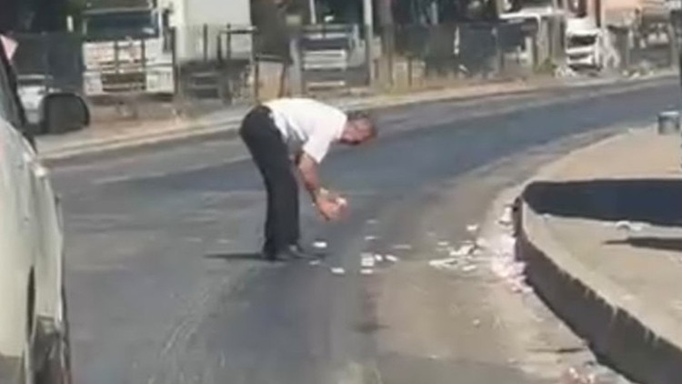 Gündemden Son Bilgiler: Son Gelişme: İzmir'de rüzgarda uçuşan paralar yola saçıldı: Trafikte panik anları kame