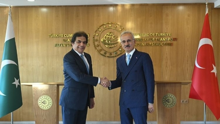 Son Gelişme: Bakan Uraloğlu, Pakistanlı mevkidaşı Abbasi ile görüştü (Detaylar)