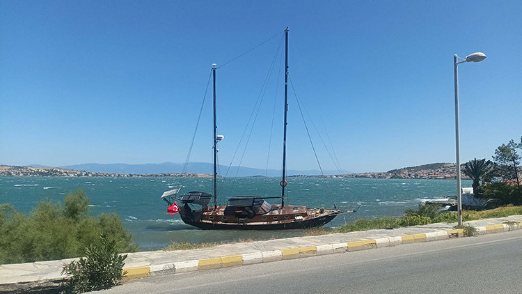 Kritik Açıklama: Ayvalık'ta kuvvetli rüzgar; tonozdan kopan yelkenli kıyıya vurdu (Detaylar) | İşte Tüm Ayrınt