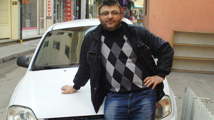 Gündemden Son Bilgiler: Son Gelişme: Isparta'da yuvasına sıcak su döktüğü arıların soktuğu esnaf, doğum gününd