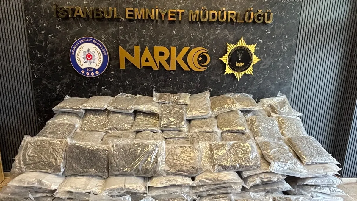 Kritik Açıklama: Silivri'de uyuşturucu tacirlerine darbe: TIR’ın dorsesinden 376 kilo zehir çıktı! ve Son Geli