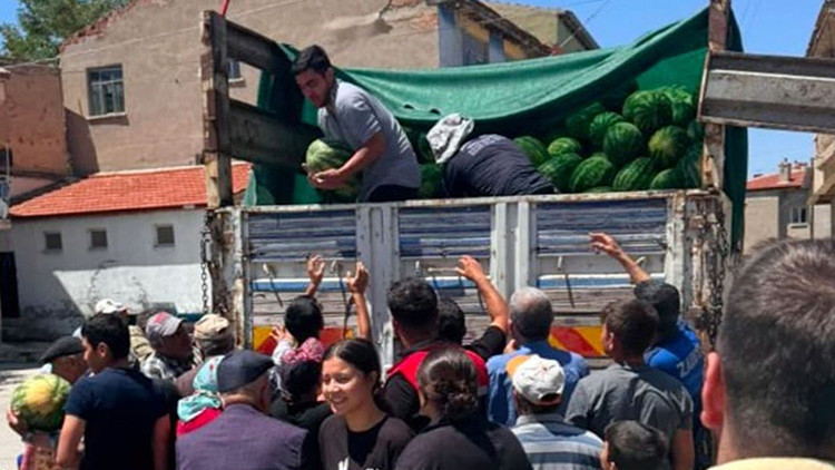 Ayrıntılar Netleşti: Son Gelişme: Afyonkarahisar'da hayırsever iş insanı 35 ton karpuz dağıttı!: İşte Ayrıntıl