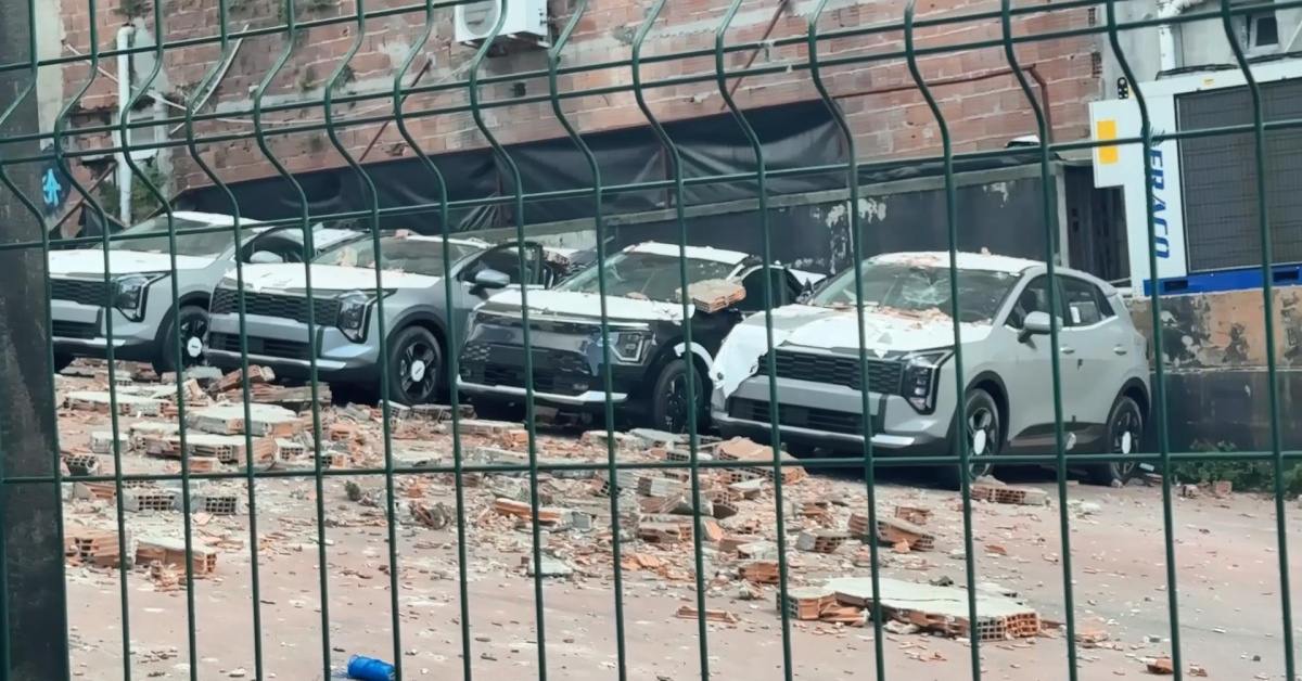 Gündemden Son Bilgiler: Sıfır araçların üzerine duvar çöktü! (Detaylar) - Son Dakika Bilgileri