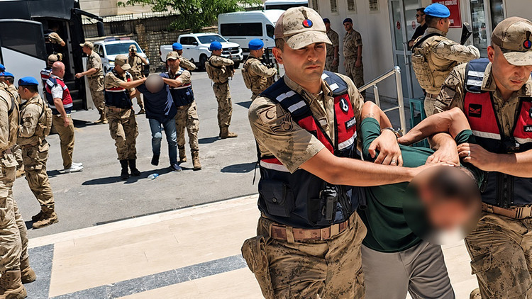 Son Gelişme: Sahte kontrol noktasıyla 13 kiloluk altın hırsızlığı: Şüpheliler adliyede (Detaylar) - Son Dakika
