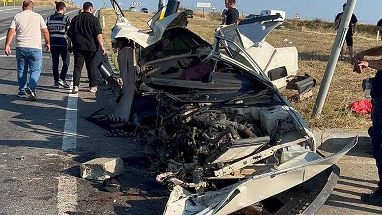 Sıcak Gündem: Tekirdağ’da feci kaza: İkiye bölünen otomobilden sağ çıktı (Detaylar)