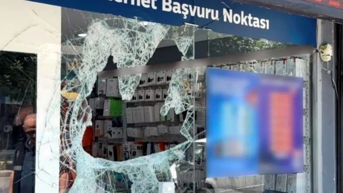 Gündemden Son Bilgiler: Son Gelişme: Maskeli hırsızlar işyerinin camını kırıp 13 telefonu çaldı ve Son Gelişme