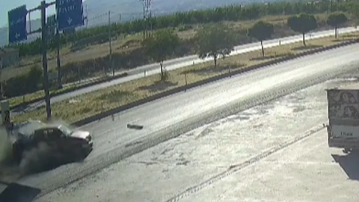 Son Gelişme: Pikap ile çarpışan otomobil devrildi... Kaza anı kamerada: İşte Ayrıntılar | İşte Tüm Ayrıntılar