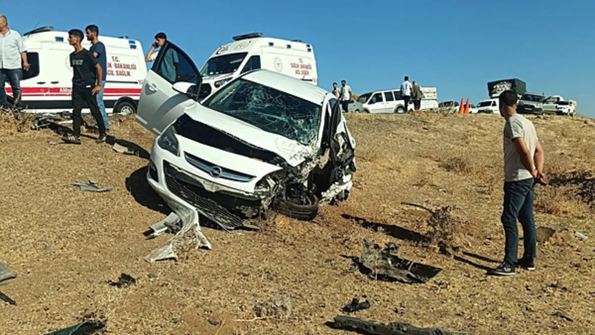 Son Gelişme: Son Gelişme: Şanlıurfa'da çekici otomobil ile çarpıştı: 3 yaralı ve Merak Edilenler