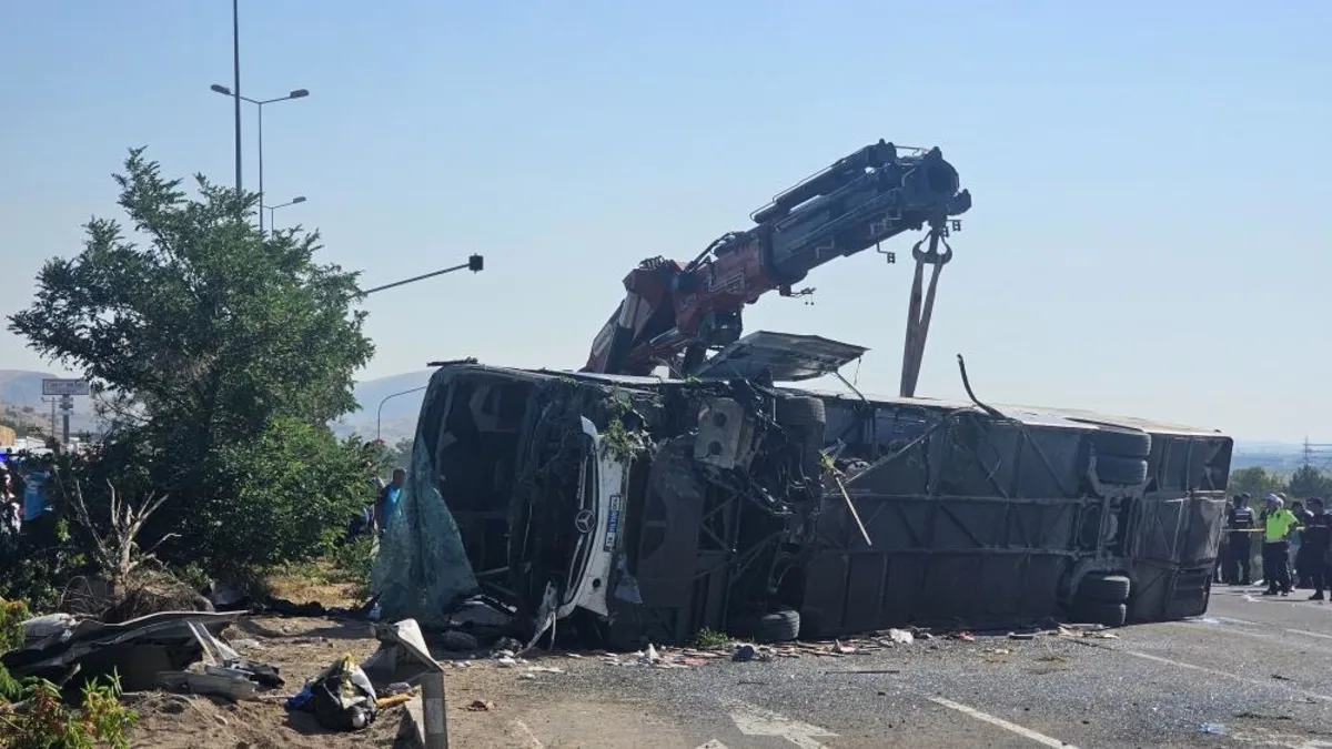 Son Gelişme: Kayseri'de yolcu otobüsü devrildi: 20 kişi yaralandı (Detaylar) ve Merak Edilenler
