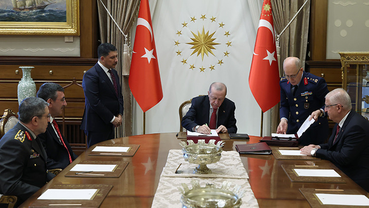 Gündemden Son Bilgiler: Sıcak Gelişme.... Yüksek Askeri Şura kararları resmen duyuruldu ve Merak Edilenler