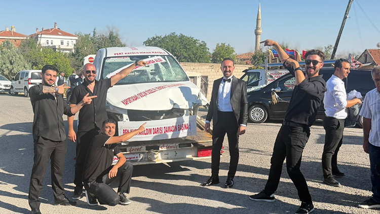 Damada 'pişmanlık' temalı sürpriz: Düğünde arkadaşları hurda otomobil hediye etti: İşte Ayrıntılar ve Merak Ed