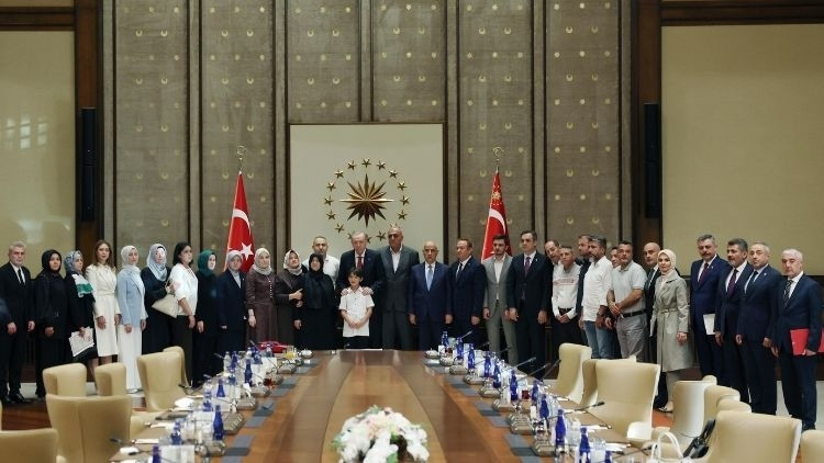 Sıcak Gündem: Cumhurbaşkanı Erdoğan, Kahramanmaraş’taki okul saldırısında hayatını kaybeden öğrencilerin ailel
