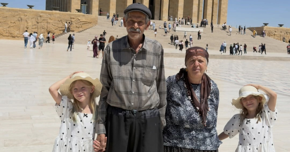 34 yıl sonra gelen mutluluk! İkiz kızlarıyla Anıtkabir’i ziyaret ettiler: İşte Ayrıntılar: Gelişmeler Takip Ed