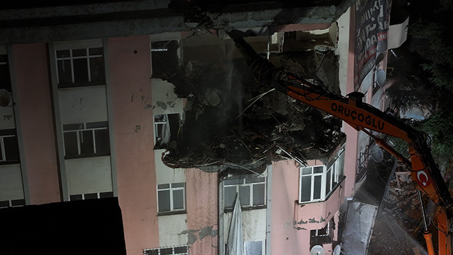 Gündemden Son Bilgiler: Bahçelievler'de çöken binanın yanındaki riskli binanın yıkımına başlandı: İşte Ayrıntı