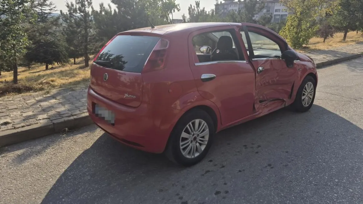 Gündemden Son Bilgiler: Analiz | Eskişehir'de 2 otomobilin çarpıştığı kazada 6 kişi yaralandı (Detaylar) ve Me