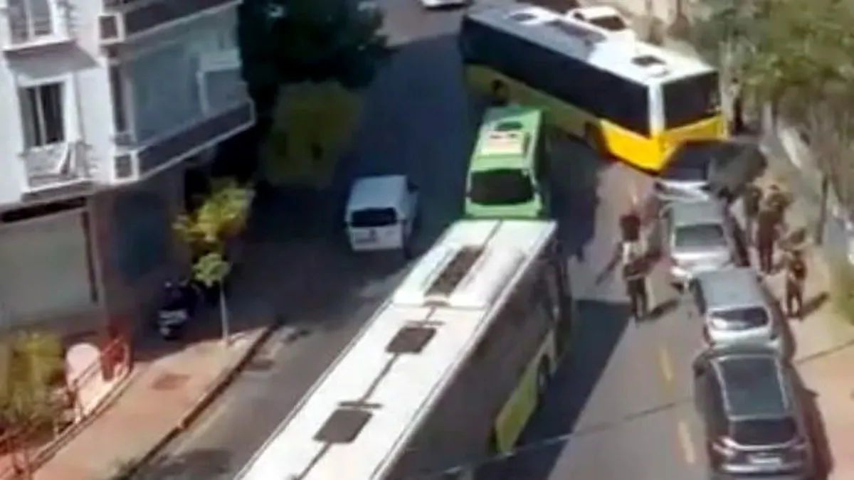 Gündemden Son Bilgiler: Yolcu minibüsü ile İETT otobüsü çarpıştı: 6 araç hasar gördü: İşte Ayrıntılar: Gelişme