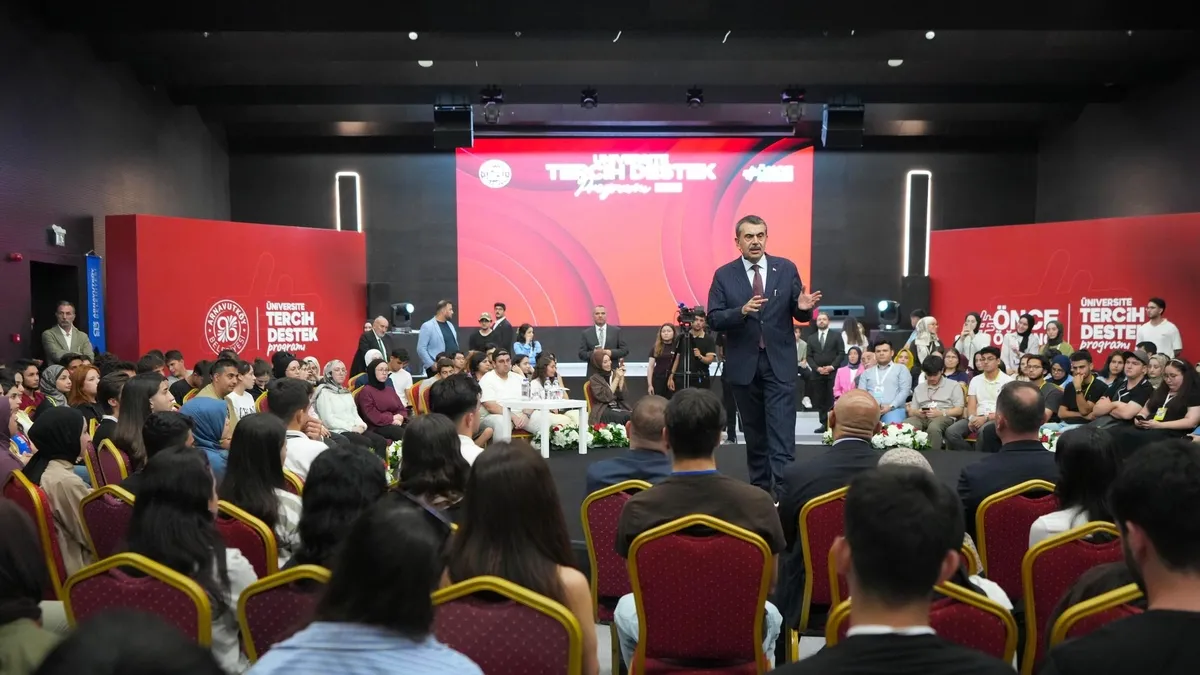 Gündemden Son Bilgiler: Bakan Tekin, “Üniversite Tercih Destek Programı”nda gençlerle bir araya geldi ve Merak