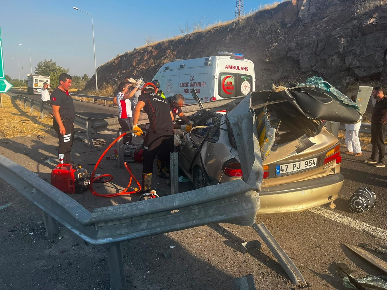 Gündemden Son Bilgiler: Şanlıurfa'da feci kaza! Takla atan otomobil, çelik bariyerlere çarptı: 1 ölü, 1 ağır y