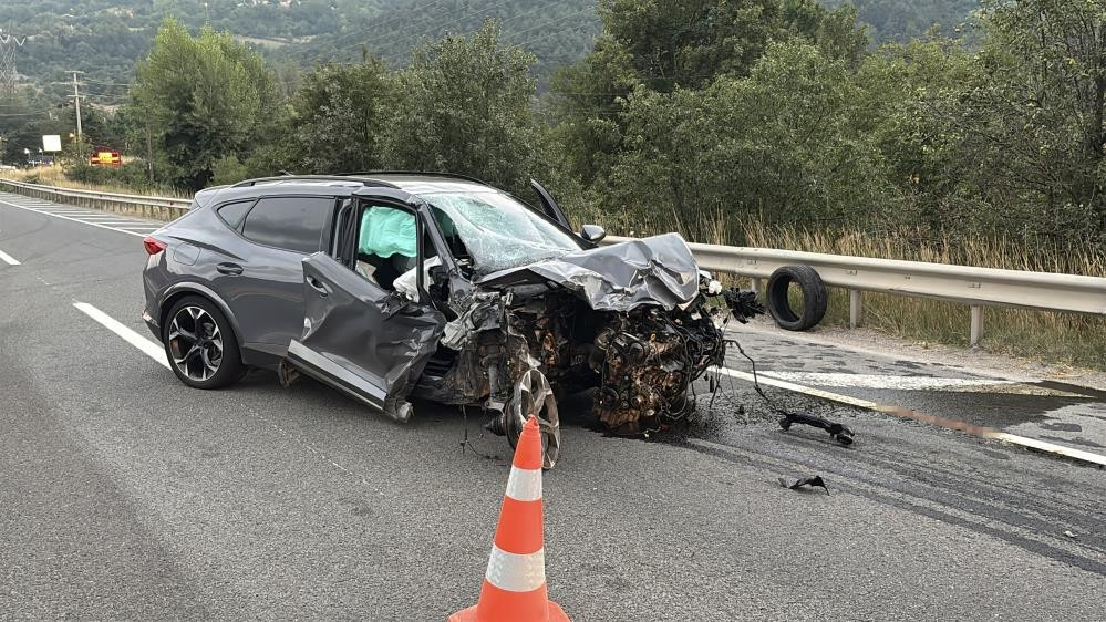 Son Gelişme: Bolu D-100'de iki otomobil kafa kafaya çarpıştı: 1 ölü, 2 yaralı - Son Dakika Bilgileri
