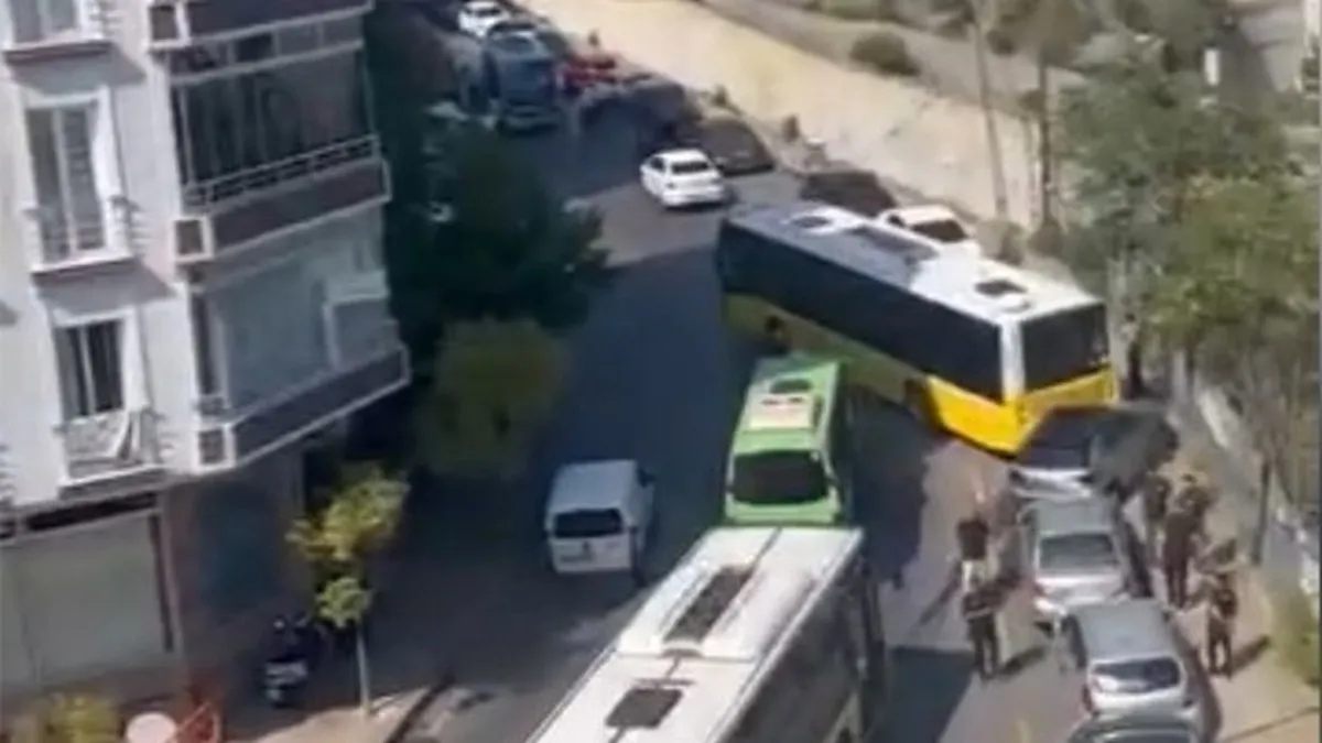Kritik Açıklama: Minibüs ile İETT otobüsü kafa kafaya çarpıştı: İşte Ayrıntılar: Gelişmeler Takip Ediliyor