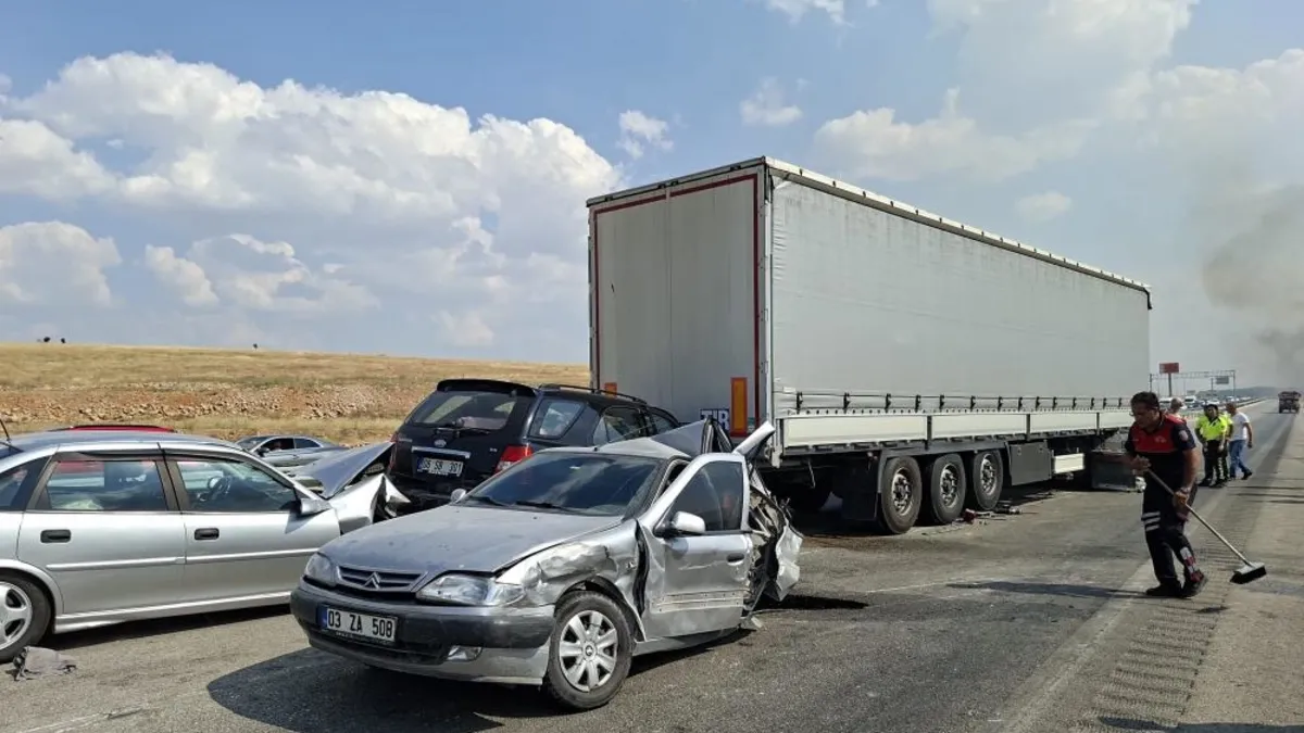 Kritik Açıklama: Anız yangını kazası! 13 araç birbirine girdi: 3 yaralı ve Son Gelişmeler - Son Dakika Bilgile