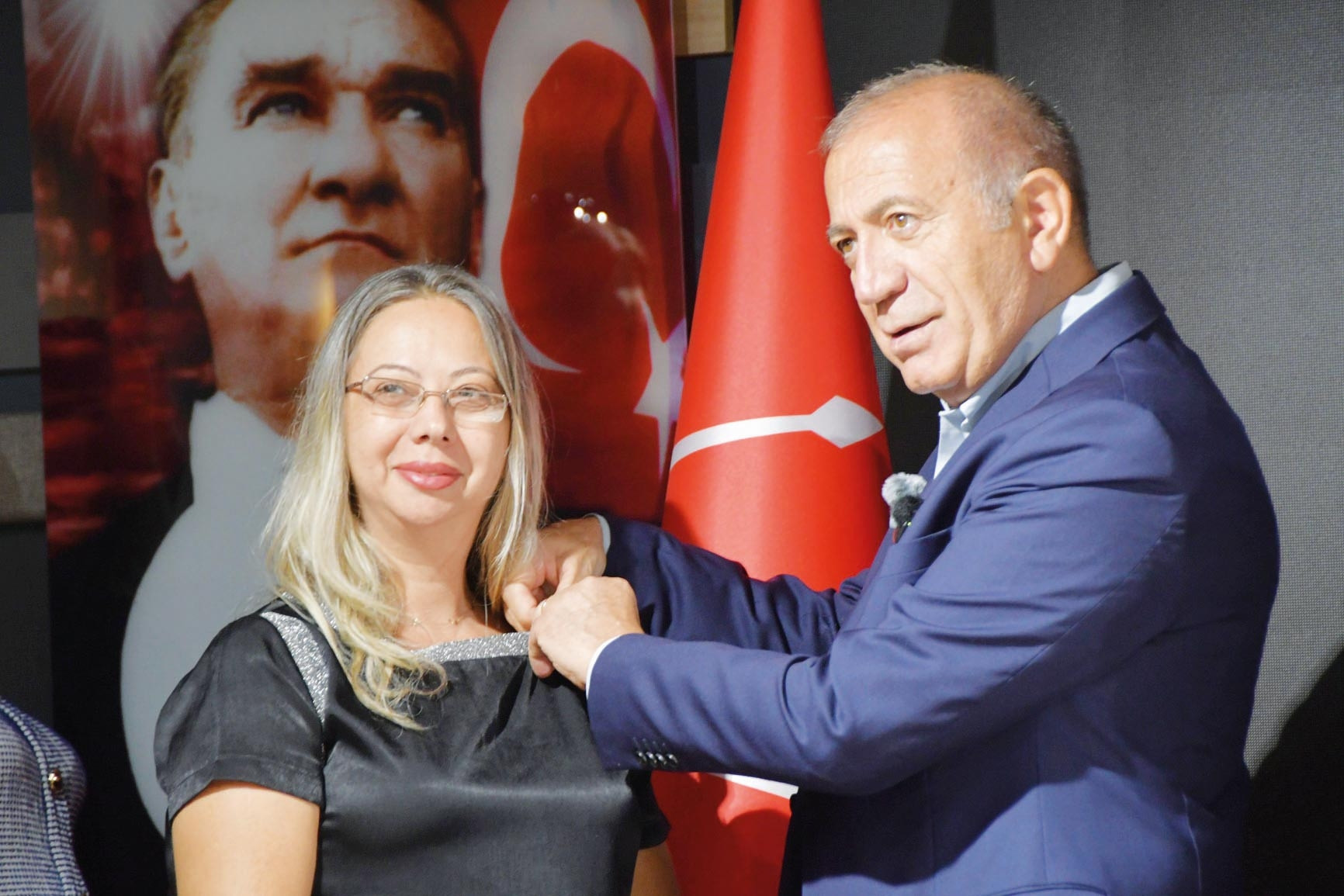 Ayrıntılar Netleşti: Yeni üyelere rozet takan Tekin: En az istifa İstanbul’da (Detaylar)