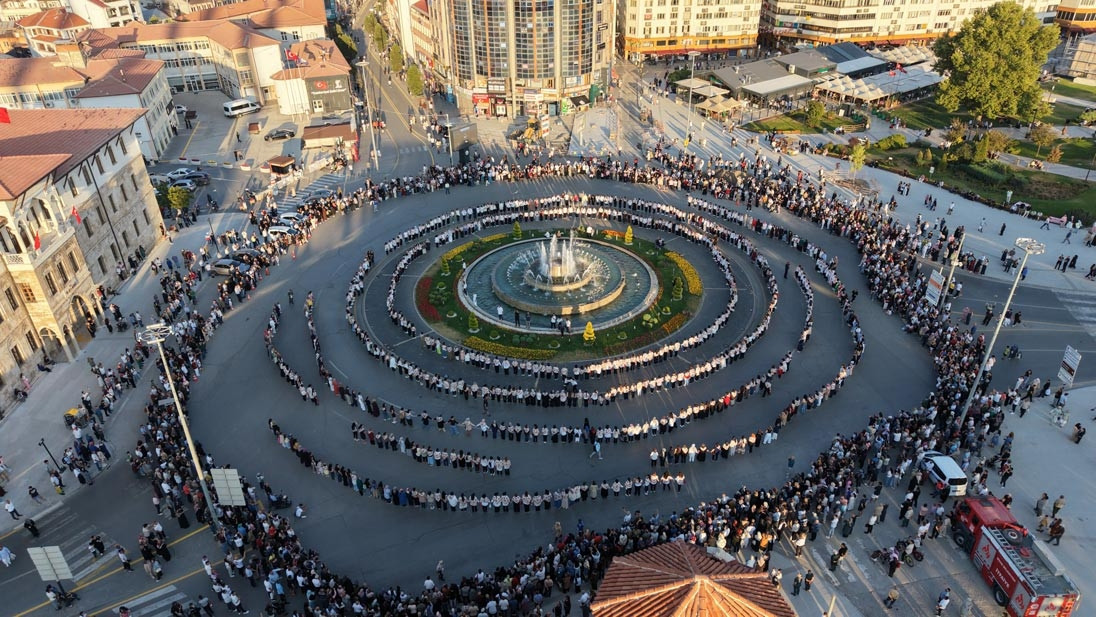 Kritik Açıklama: Sivas'ta renkli görüntüler... 1058 kadın kent meydanında halay çekti: İşte Ayrıntılar - Son D