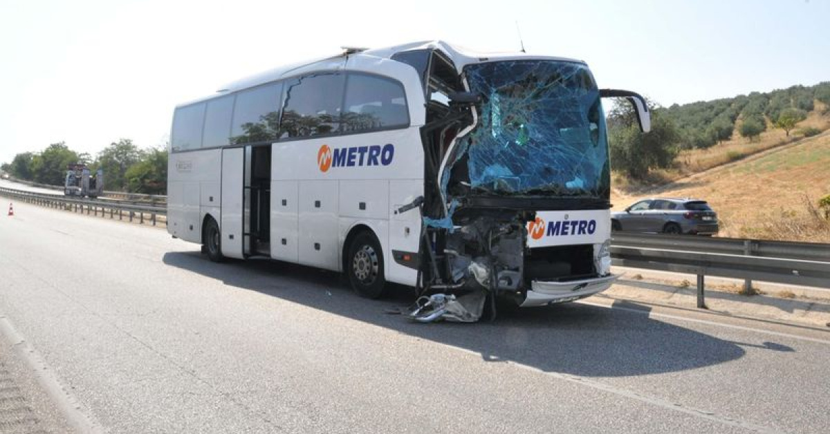 Ayrıntılar Netleşti: Yolcu otobüsü kamyona çarptı! 1 ölü!