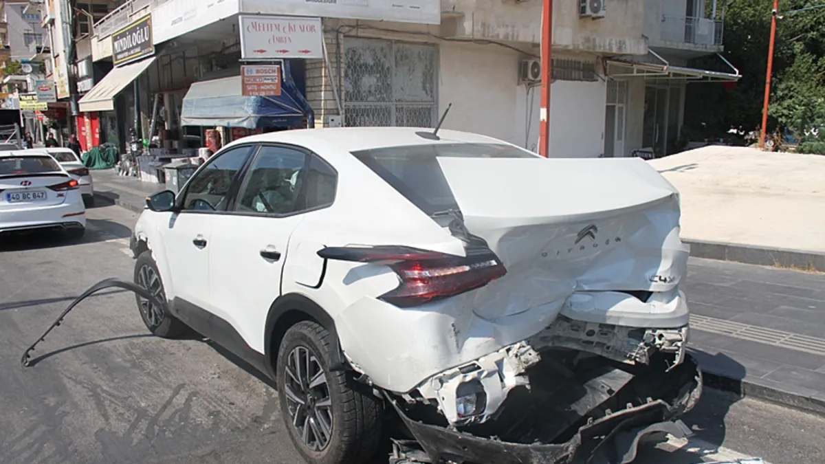 Son Gelişme: Antalya’da 5 araçlık trafik kazası: 6 kişi yaralandı!: İşte Ayrıntılar ve Merak Edilenler