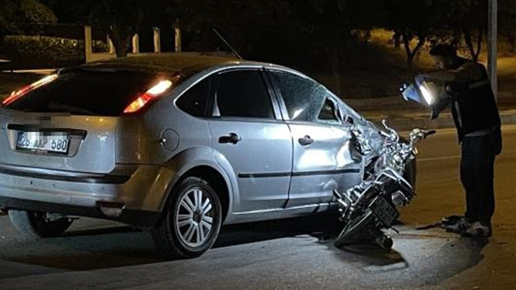 Gündemden Son Bilgiler: Motosiklet otomobile ok gibi saplandı: 1 ölü, 1 yaralı (Detaylar) ve Merak Edilenler