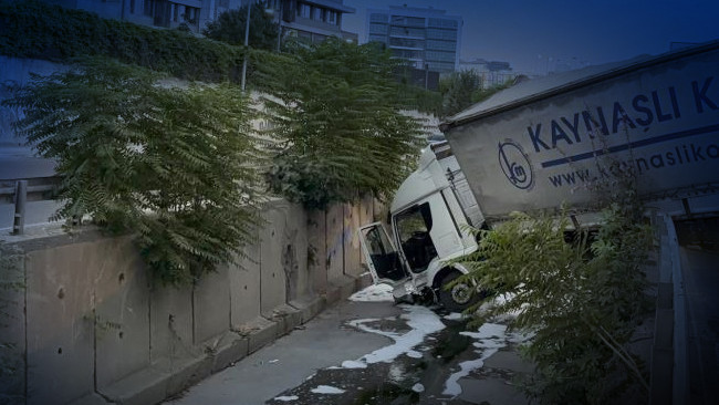 Esenler'de tır yol kenarındaki dereye uçtu: İşte Ayrıntılar - Son Dakika Bilgileri