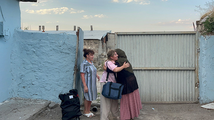 Son Gelişme: Yüz yıllık ayrılık uçakla son buldu: İki kardeşin torunları Kars'ta buluştu | İşte Tüm Ayrıntılar