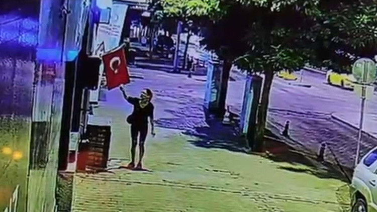 Son Gelişme: Muğla’da iş yerinin önündeki Türk bayrağını çakmakla yakan kadın şüpheli aranıyor ve Merak Edilen