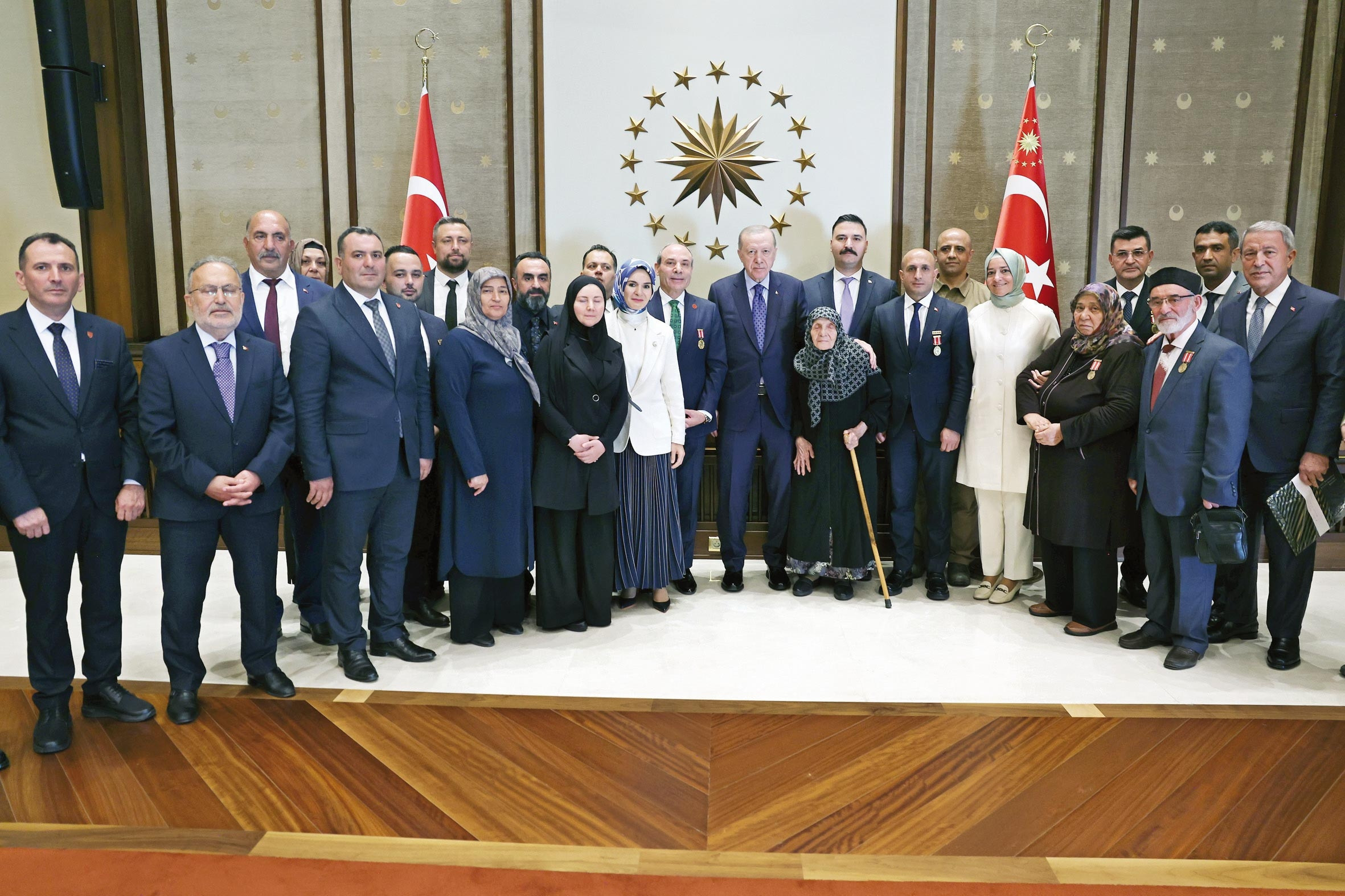 Gündemden Son Bilgiler: Şehit aileleriyle kucaklaşma ve Son Gelişmeler: Gelişmeler Takip Ediliyor