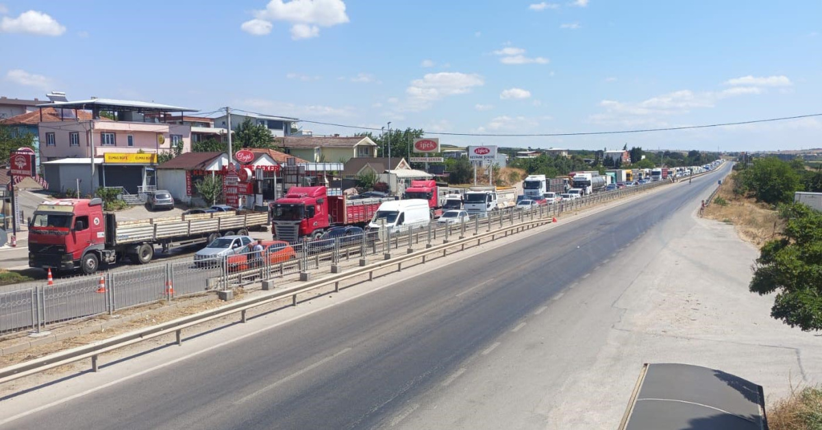 Gündemden Son Bilgiler: Analiz | Yangın yola sıçradı, trafik de etkilendi! (Detaylar) | İşte Tüm Ayrıntılar